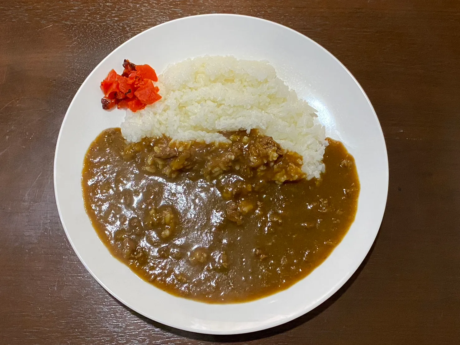 白いお皿に盛り付けたチエのカレーライス
