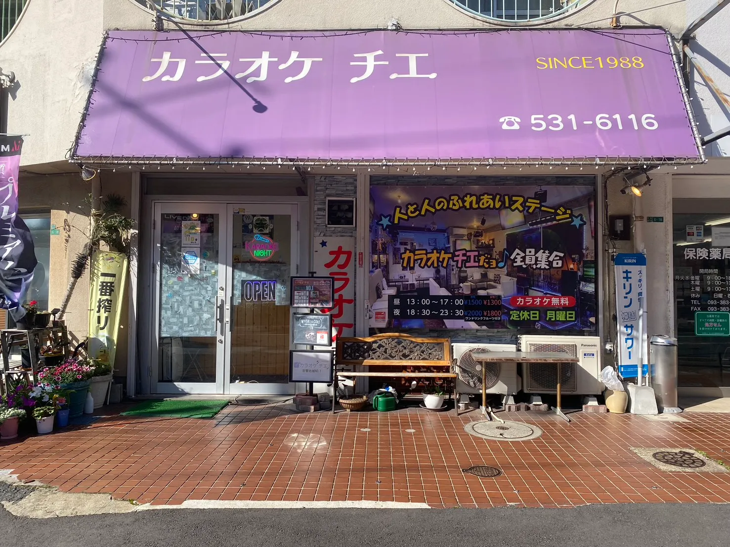 カラオケ チエの紫色の看板と店舗入口